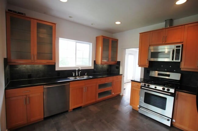 Building Photo - Lovely Craftsman Style Home Ballard !