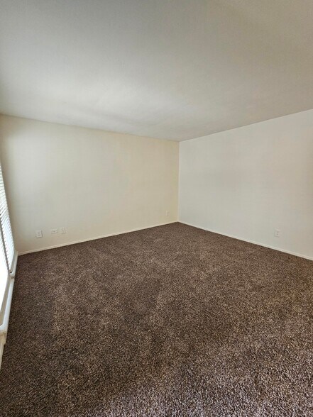 Building Photo - 8225 Calmont Ave