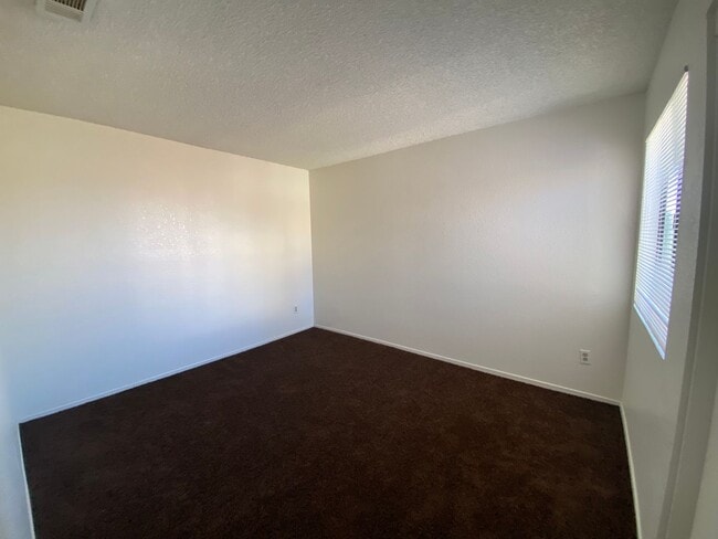Building Photo - Addorable 2 BD 1 BA SW Apt with Coin opera...