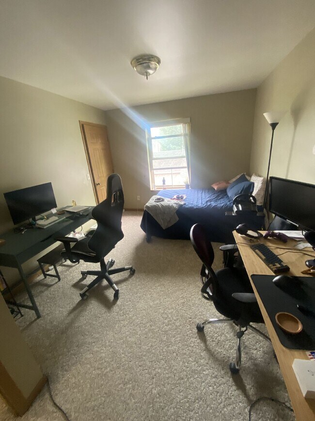 Building Photo - 2 bed 1 bath right off of Water St. Availa...