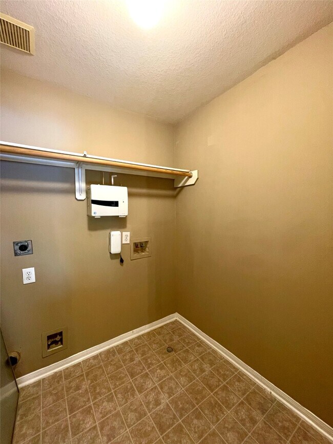 Building Photo - 7303 Foxshadows Ln
