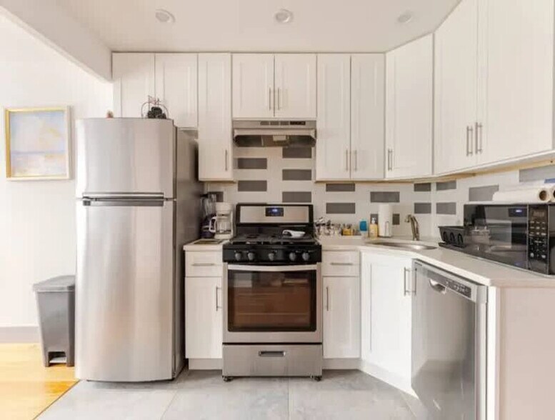 Building Photo - 479 Putnam Ave