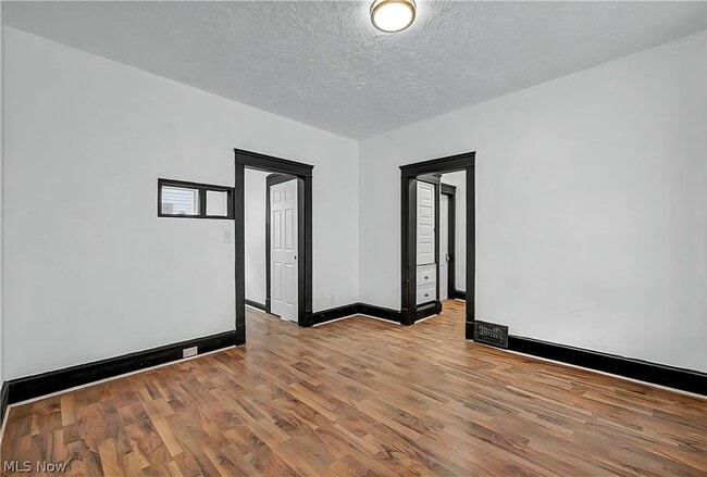 Building Photo - 12001 Oakview Ave