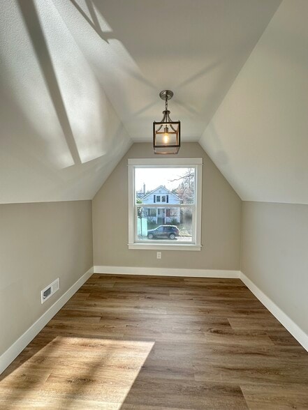 Building Photo - 5325 NE Flanders St