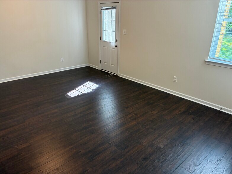 Building Photo - 605 Apple St