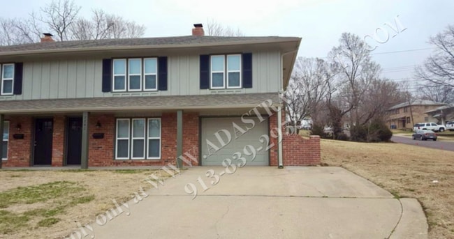 Primary Photo - Remodeled 3 Bed 1 Bath Duplex in Overland ...