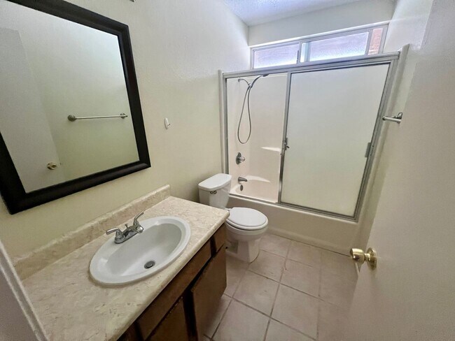 Building Photo - 2 Bedroom 1 Bath - Chocolate Drop Area