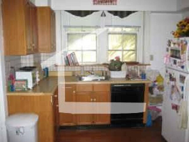 Building Photo - Beautiful 4 bed in Washington Square!