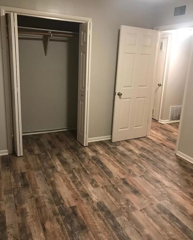 Building Photo - 3355 S Glenn Ave