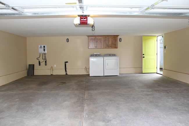 Building Photo - 3901 SE 49th Ave