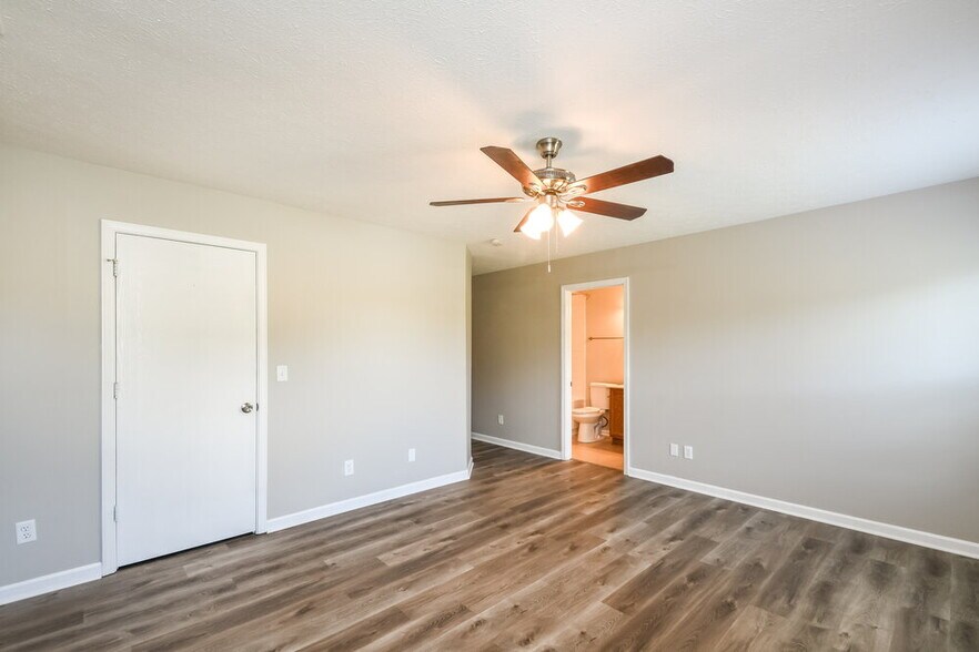 Building Photo - 1295 Spring Lake Dr