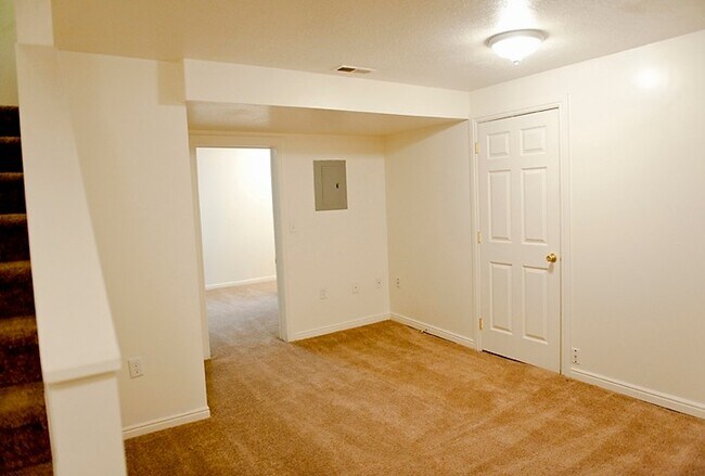 Building Photo - 260 E 400 N