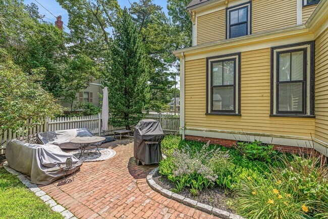 Building Photo - 65 Church St