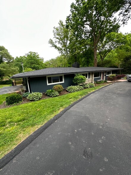 Circular drive - 1007 N Peace Haven Rd