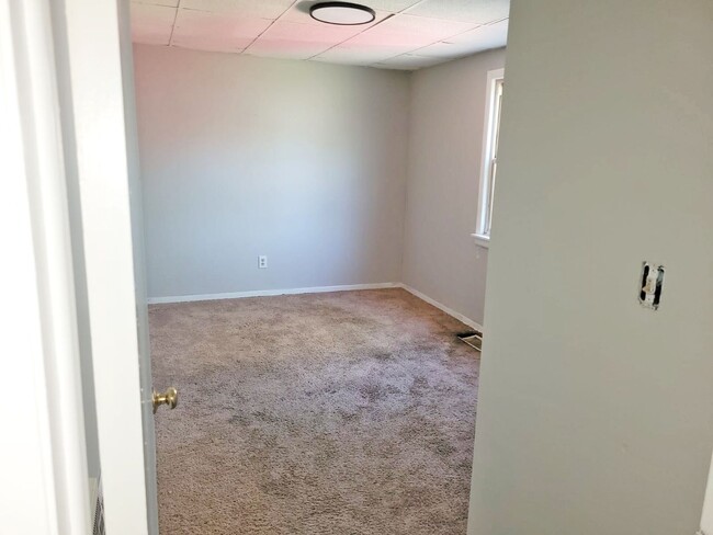 Building Photo - THREE BEDROOM SINGLE FAMILY HOME IN BEAUTI...