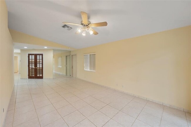 Building Photo - 4935 SW 32nd Ave