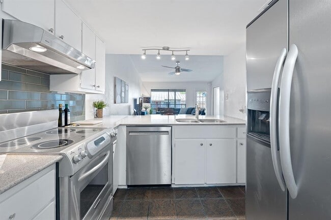 Building Photo - 1101 Hollow Creek Dr