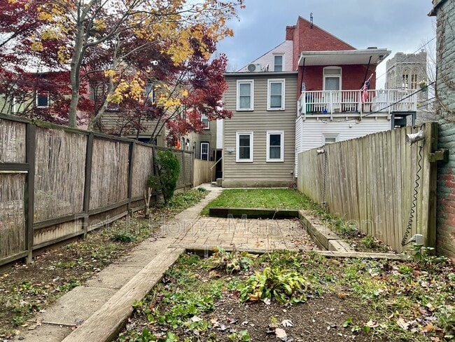 Building Photo - 533 W Walnut St