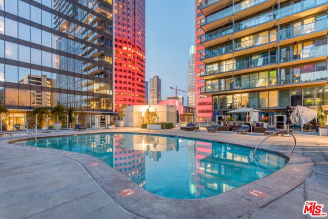 Building Photo - 901 Flower St