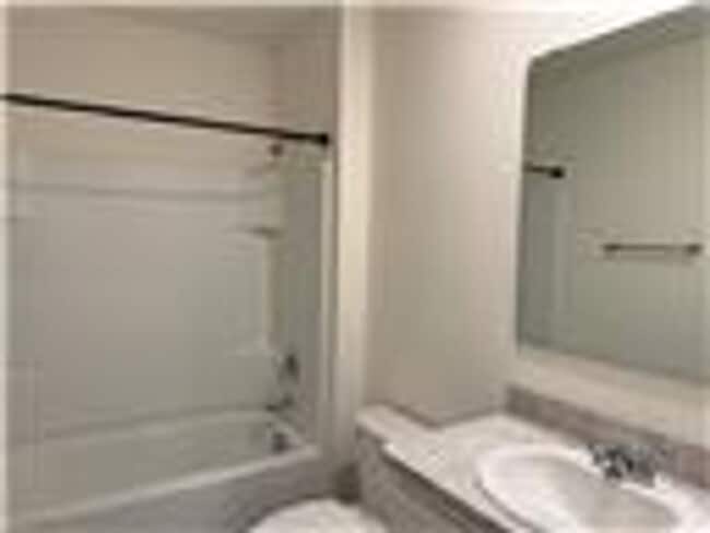 Building Photo - Tavares