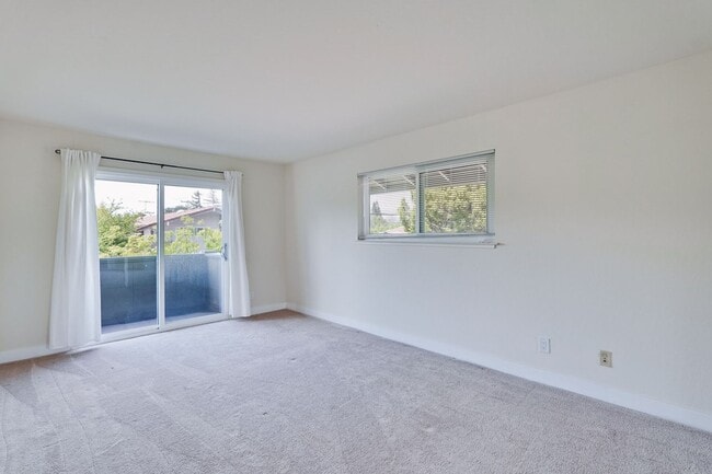 Building Photo - Top floor 2 Bed 2 Bath Condo in Los Altos!