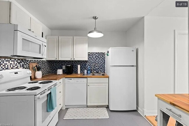 Building Photo - 2 bedroom/1.5 bathroom townhome in Ardmore