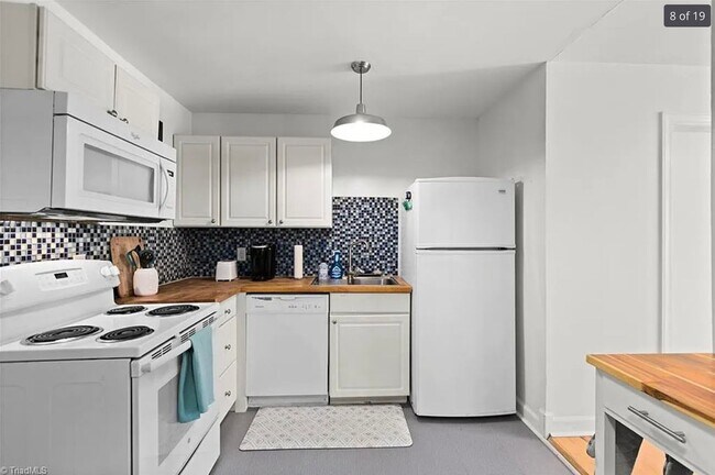 Building Photo - HALF OFF first month's rent - 2 bedroom/1.5 bathroom townhome in Ardmore