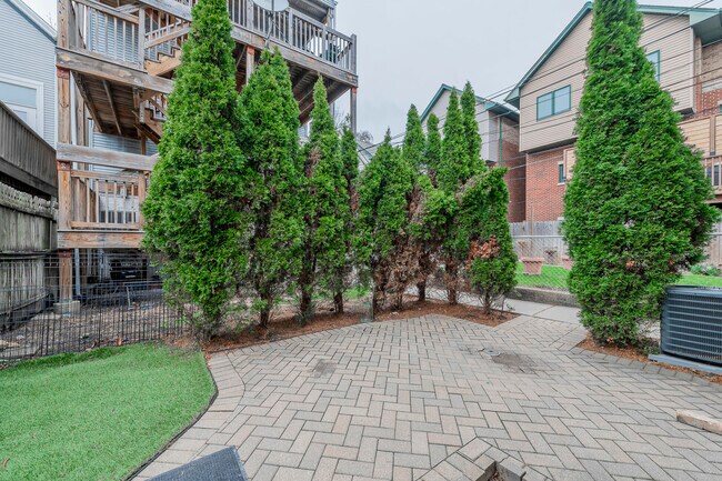 Building Photo - 1709 W Barry Ave