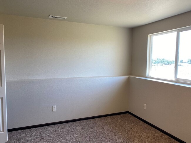 Building Photo - 4 BEDROOM | 2 BATH | DOUBLE GARAGE | RAPID...