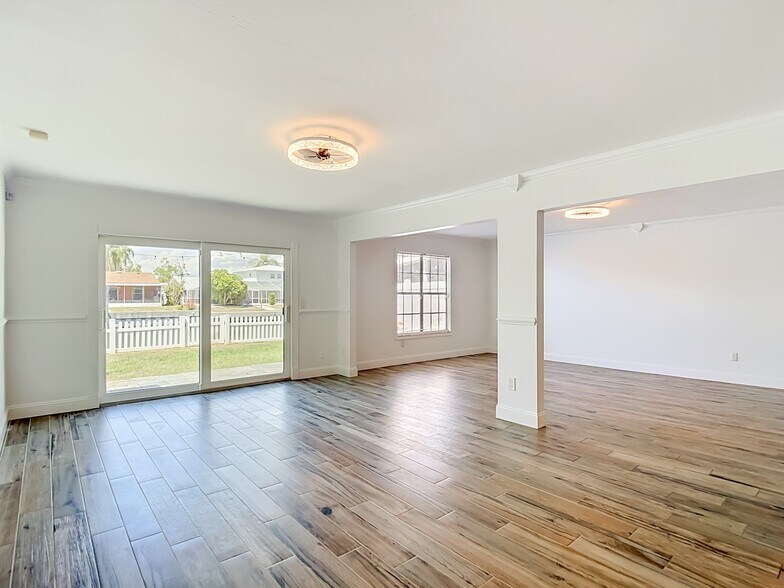 Building Photo - 8733 Bay Pointe Dr