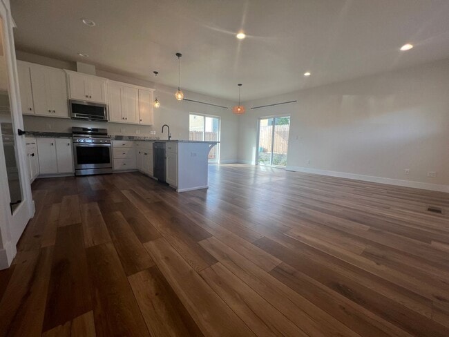 Building Photo - Charming three bedroom townhouse in the heart of Talent! | Available Mid May