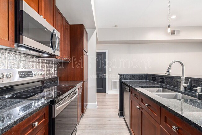 Building Photo - 925 Garrett St