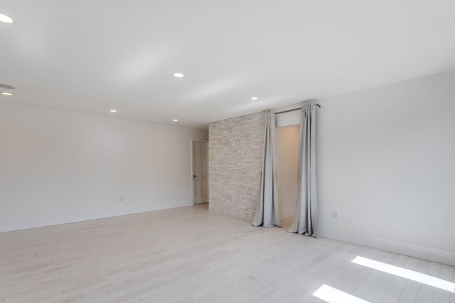 Building Photo - 4611 Charleston Terrace NW