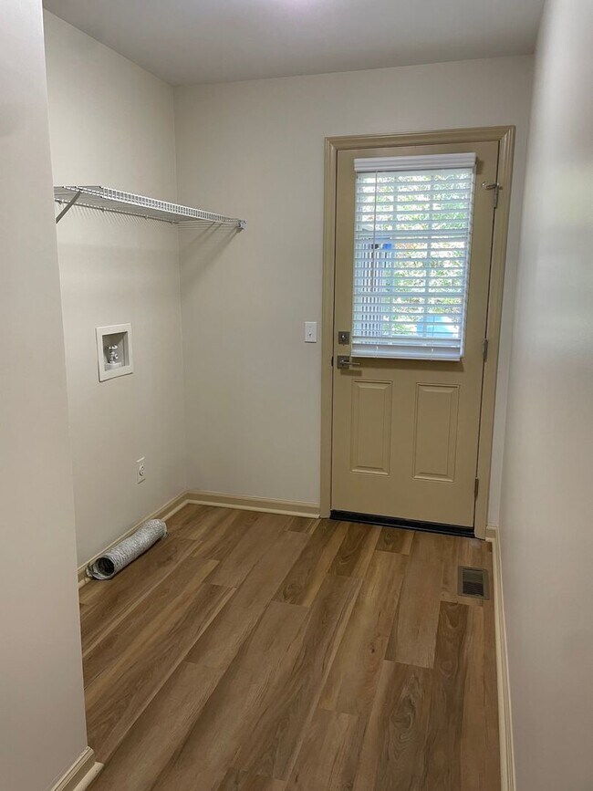 Building Photo - 1305