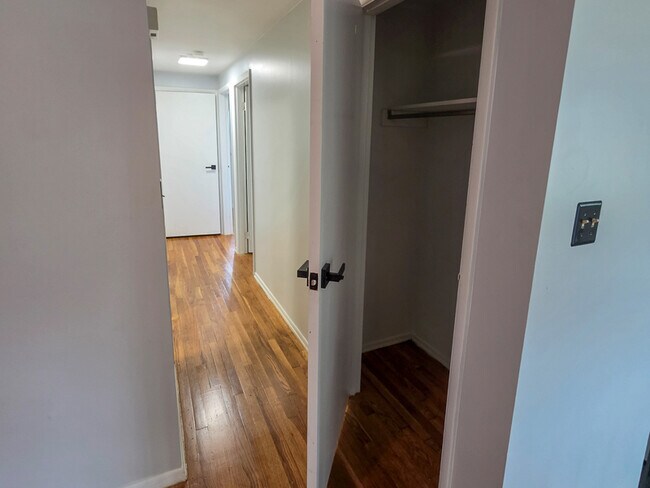 Building Photo - 408 Hazelnut Dr