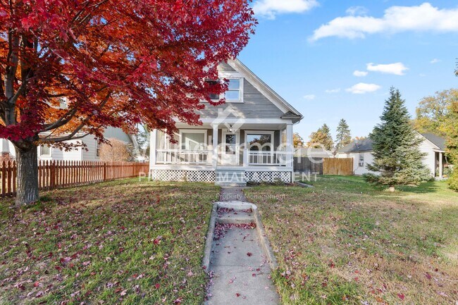 Building Photo - **Half off Full 1st Month's Rent** Beautif...