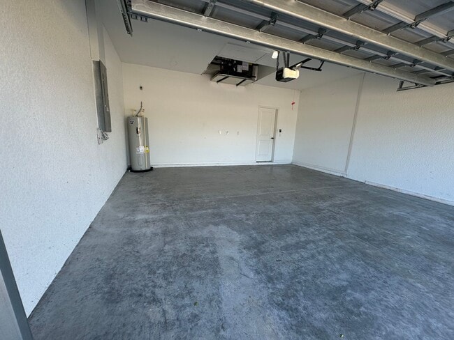 Building Photo - 3 Bed + Den with 2 Baths & 2 Car Garage