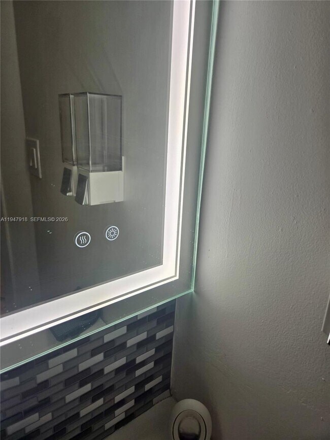 Building Photo - 801 Brickell Bay Dr