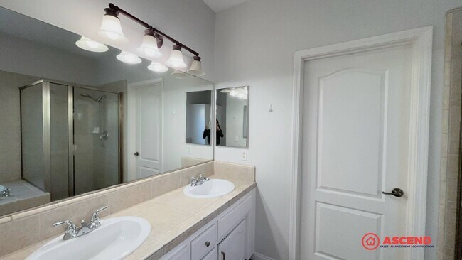 Building Photo - Stunning 3 Bedroom Home In Rosedale!