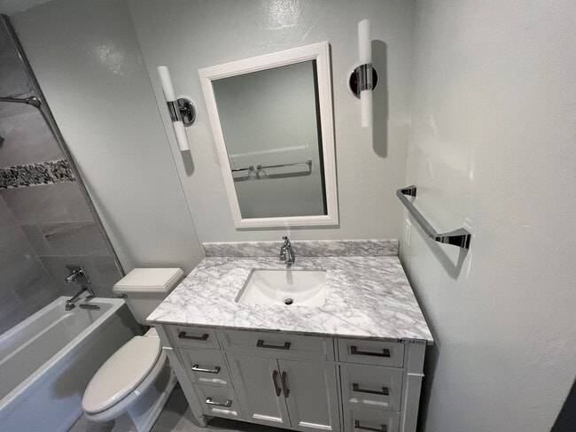 Building Photo - 3 Bedroom 2 Bath Lakeside Home