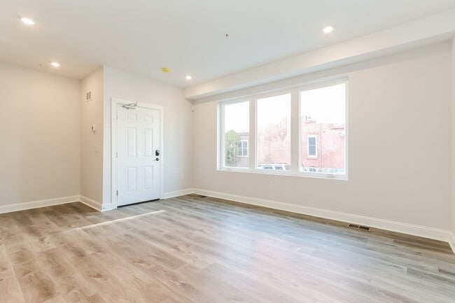 Building Photo - 953 Belmont Ave