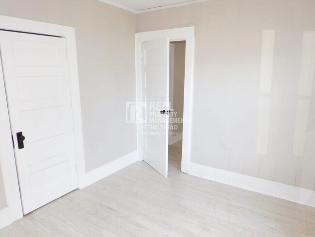 Building Photo - *Move In Special* Cute 2 Bedroom/1 Bath Ho...