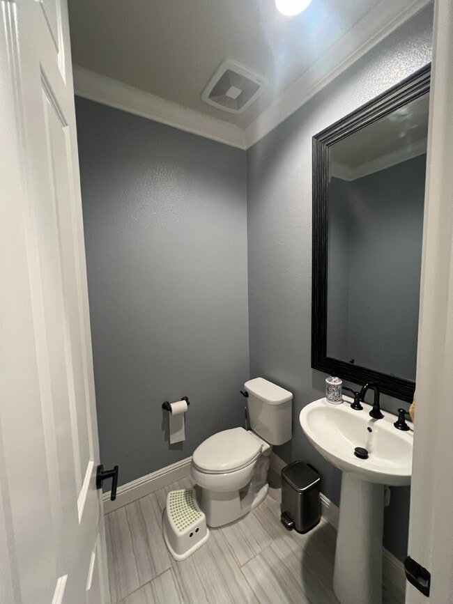 Building Photo - Gorgeous 3 Bed, 2.5 Bath Condo in Perfect ...