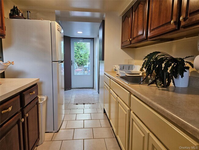 Building Photo - 156 Beechwood Ave