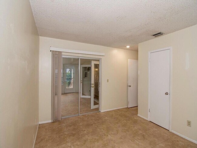 Building Photo - 226 SW Reynolds Ave