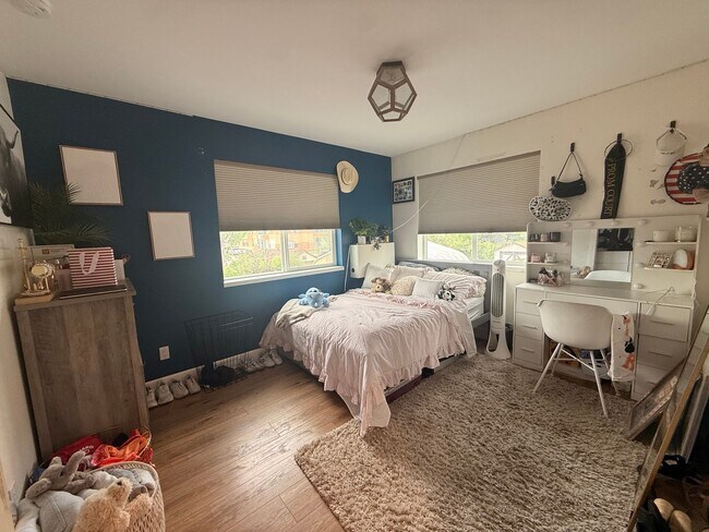 Building Photo - Spacious 4-Bedroom Home in the Heart of Edgewater