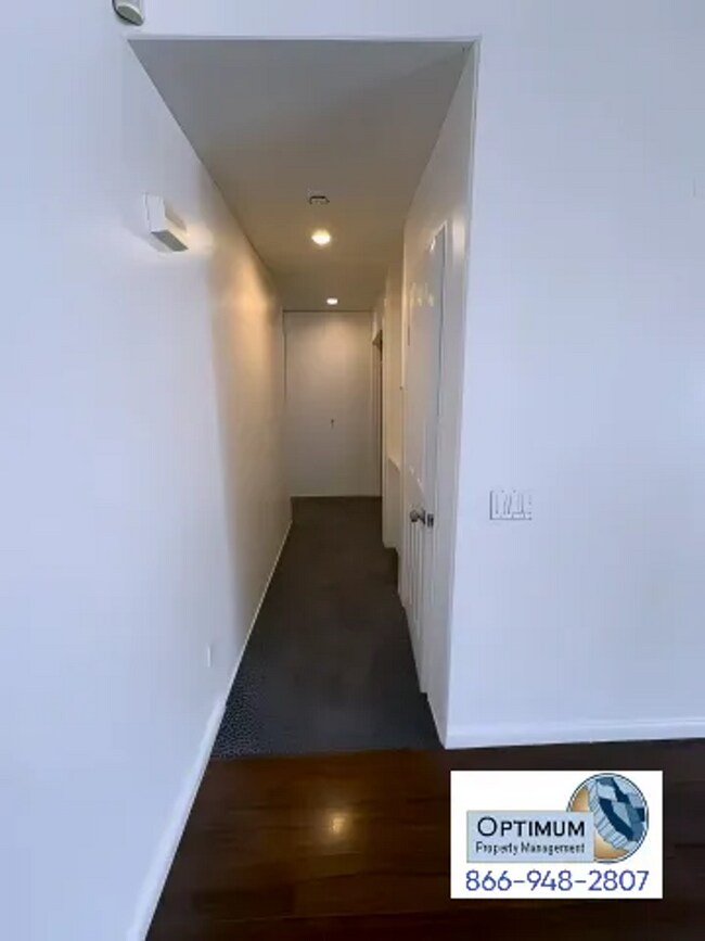 Building Photo - Beautiful 3 Bedroom, 2 Bathroom Home with Versatile Living Spaces