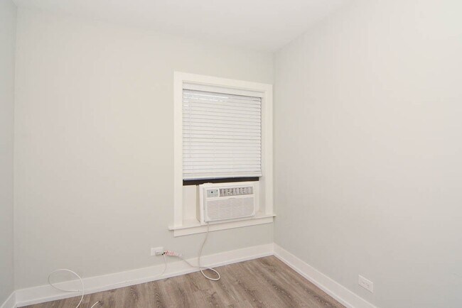 Building Photo - 725 W Brompton Ave