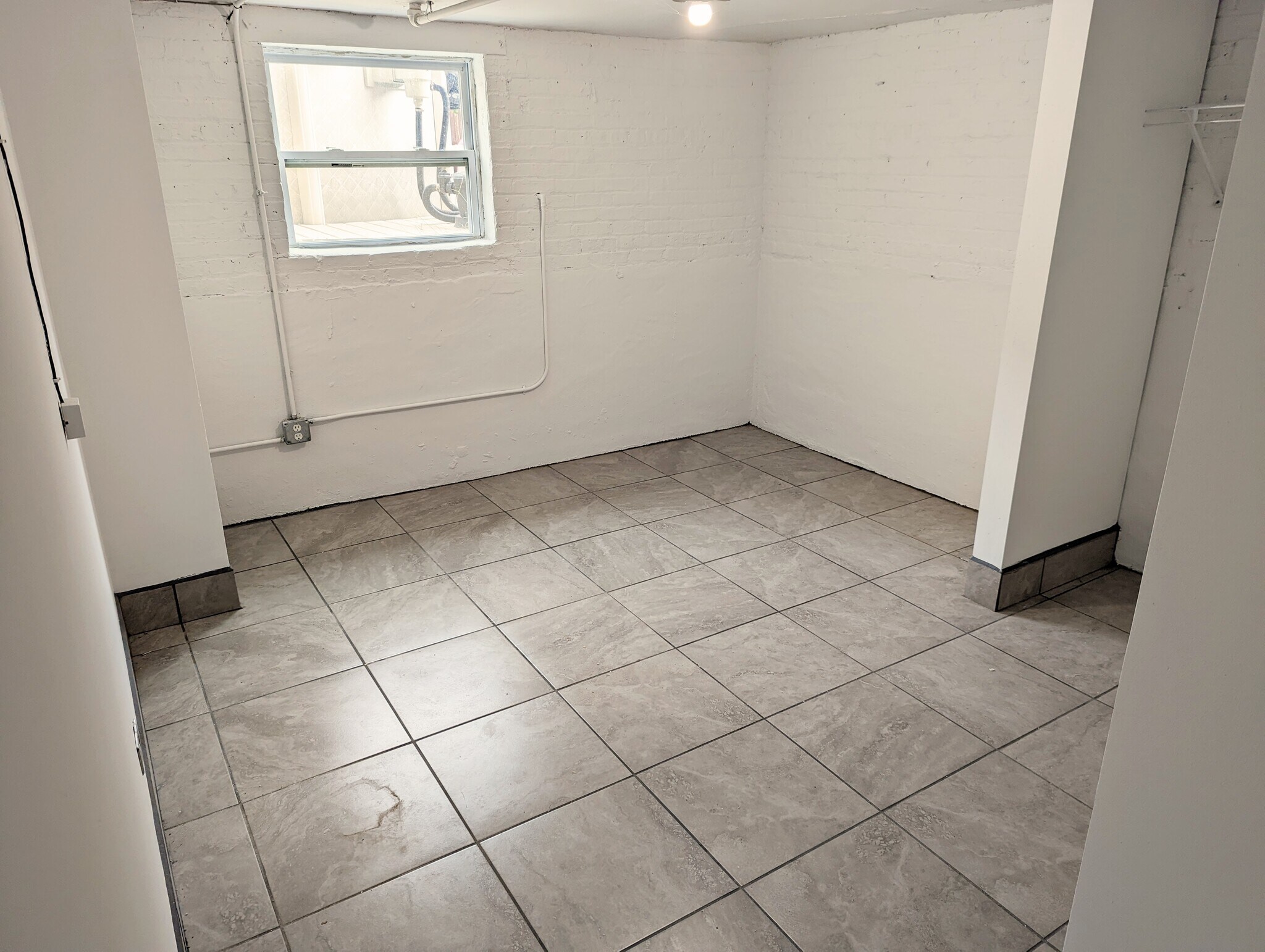 Building Photo - 4835 W Cornelia Ave