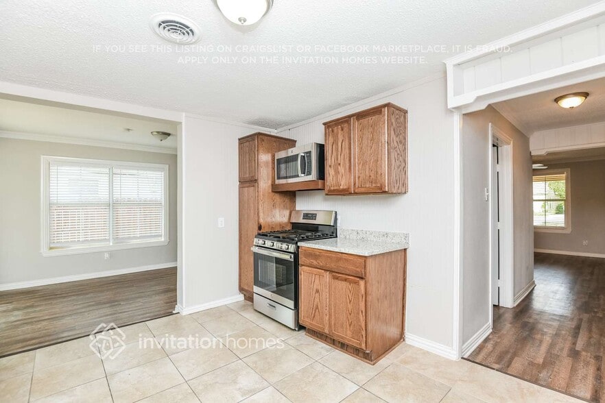 Building Photo - 208 Ennis St